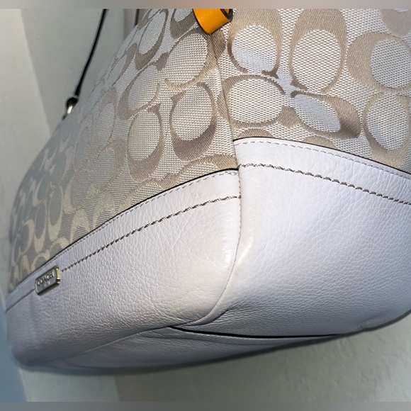 Coach Park Signature Cream and White Bag with side pockets and dust bag - Picture 7 of 15
